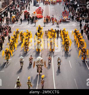 1960S KM VOM RATHAUS BUNT KOSTÜMIERTE MÄNNER MUMMERS PARADE MARSCHIEREN RICHTUNG NORDEN AUF DER BROAD STREET NEUJAHR PHILADELPHIA PA USA - KP1265 URW001 HARS AUF BROAD STREET VERRÜCKTE, IDIOSYNKRATISCHE JAHRE AMÜSANT EXZENTRISCHE STRAUSSENFEDERN ERRATISCH JANUAR 1 NEUJAHR NEUJAHR ALTMODISCH UNVERSCHÄMT Stockfoto