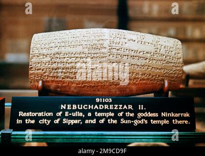 1960S KEILFÖRMIGER ZYLINDER VON NEBUCHADREZZAR II, GEFUNDEN IN ARCHÄOLOGISCHEN AUSGRABUNGEN IM SIPPAR IRAQ, DATIERT AUF 600 BCE - KR17208 LAN001 HARS RELIKT Stockfoto