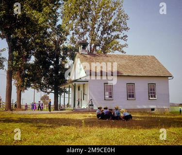 1950S LÄNDLICHE PENNSYLVANIA DUTCH AMISH EIN-ZIMMER-SCHULE ANONYME STUDENTEN SITZEN DRAUSSEN FÜR DIE PAUSE LANCASTER COUNTY PA USA - KR9280 LAN001 HARS MÄNNCHEN SPIRITUALITÄT NIEDERLÄNDISCH NORDAMERIKA FREIHEIT NORDAMERIKANISCHE SCHULEN BEWERTEN LANCASTER EXTERIEUR WISSEN PA RECESS GRUNDSCHULE KONZEPT STILVOLLES, ANONYMES SCHULWACHSTUM, JUGENDLICHE, JUGENDLICHE, JUGENDLICHE, MÄDCHEN, ALTMODISCH Stockfoto