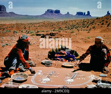 1950S ZWEI NAVAJO-MÄNNER ARBEITEN AN EINEM TROCKENEN SANDGEMÄLDE MIT SYMBOLISCHEN BILDERN UND RITUALEN DER NAVAJO IM MONUMENT VALLEY UTAH ARIZONA USA - KR9962 LAN001 HARS KÜNSTLERSPIRITUALITÄT SENIOR MAN MONUMENT SENIOR ERWACHSENER MITTELALTER NORDAMERIKA MITTELALTER MÄNNER KÜNSTLER NORD AMERIKANISCHE HOCHWINKELHEILUNG UND MÄCHTIGES ARIZONA FLÜCHTIGES RESERVAT UREINWOHNER DES AMERIKANISCHEN SÜDWESTENS BILDER SYMBOLISCHE UTAH KREATIVITÄT MITTE-ERWACHSENER EINHEIMISCHER AMERIKANISCHE LÖSUNGEN UND ZEREMONIELLE INDIGENE, ALTMODISCHE SÜDWESTKÜSTE Stockfoto