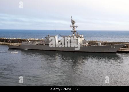 Ponta Delgada, Azoren. 04. November 2022. USS Thomas Hudner (DDG-116) liegt am Freitag, den 4. November 2022 im Hafen von Ponta Delgada, Azoren. Es ist das 66. Schiff der Arleigh-Burke-Klasse von Zerstörern, die von der US-Marine weltweit eingesetzt werden. Kredit: Ron Sachs/CNP/Sipa USA Kredit: SIPA USA/Alamy Live News Stockfoto