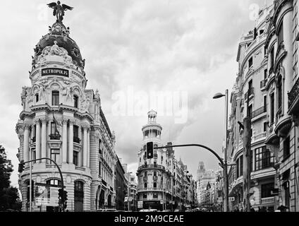 Madrid, Spanien - Mai 2018: Metropolis-Gebäude an der Ecke Calle de Alcala und Gran Via. Entworfen von Jules und Raymond Février Stockfoto