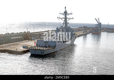 Ponta Delgada, Azoren. 04. November 2022. USS Thomas Hudner (DDG-116) liegt am Freitag, den 4. November 2022 im Hafen von Ponta Delgada, Azoren. Es ist das 66. Schiff der Arleigh-Burke-Klasse von Zerstörern, die von der US-Marine weltweit eingesetzt werden. Kredit: Ron Sachs/CNP/Sipa USA Kredit: SIPA USA/Alamy Live News Stockfoto