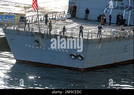 Ponta Delgada, Azoren. 04. November 2022. Matrosen an Bord der USS Thomas Hudner (DDG-116), die im Hafen von Ponta Delgada, Azoren, liegen, sehen am Freitag, den 4. November 2022, ein Kreuzfahrtschiff an der Anlegestelle an. Es ist das 66. Schiff der Arleigh-Burke-Klasse von Zerstörern, die von der US-Marine weltweit eingesetzt werden. Kredit: Ron Sachs/CNP/Sipa USA Kredit: SIPA USA/Alamy Live News Stockfoto