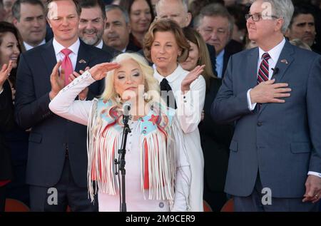 Austin Texas, USA, Januar 17 2023: Country-Sängerin TANYA TUCKER singt die Nationalhymne während der Eröffnungszeremonie für den Gouverneur und Vizegouverneur von Texas auf den nördlichen Stufen des Texas Capitol. Kredit: Bob Daemmrich/Alamy Live News Stockfoto