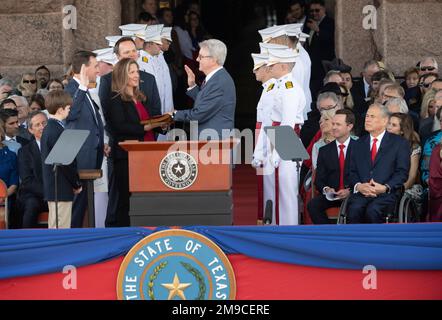 Austin Texas, USA, Januar 17 2023: Texas LT. Governor DAN PATRICK, C. erhebt seine rechte Hand, um während seiner dritten Amtseinführung auf den nördlichen Stufen des Texas Capitol den Amtseid zu leisten. Kredit: Bob Daemmrich/Alamy Live News Stockfoto