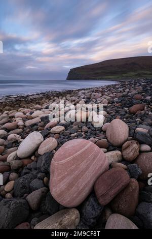 Rote Sandsteinfelsen am Strand in Rackwick Bay, Hoy, Orkney, Schottland Stockfoto