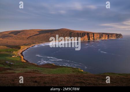 Sonnenuntergang über den Klippen von Rackwick Bay, Hoy, Orkney, Schottland Stockfoto