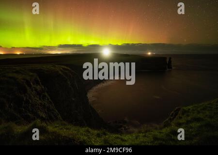 Nordlichter über dem Leuchtturm bei Duncansby Head, Caithness, Schottland Stockfoto