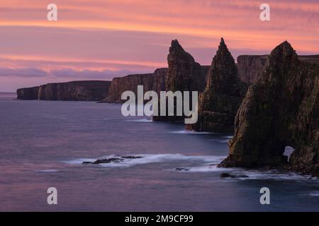 Farbenfroher Sonnenaufgang über Duncansby Stacks, Duncansby Head, Schottland Stockfoto