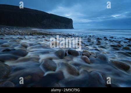 Der Fluss fließt über Felsen in Rackwick Bay, Hoy, Orkney, Schottland Stockfoto