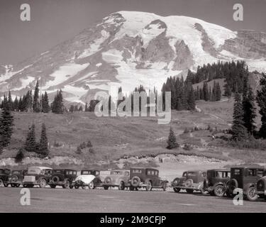 1930S AUTOS AUF DEM PARADISE VALLEY PARKPLATZ MIT EINEM SCHNEEBEDECKTEN MOUNT RAINIER ÜBER WASHINGTON STATE USA - M4375 HAR001 HARS ADVENTURE AUTOS SPANNUNG TIEFWINKELPARKS ERHOLUNGSGEBIET SCHNEEBEDECKTE GELEGENHEIT STRATOVOLCANO GLETSCHERNORDWESTLICHE KASKADEN AUTOS PARADISE VEHICLES NATIONALPARK AUFSTREBENDER NATIONALPARK SERVICE PAZIFIK NORDWESTEN RAINIER SCHWARZ-WEISS FIR HAR001 NORDWESTEN ALTMODISCH Stockfoto