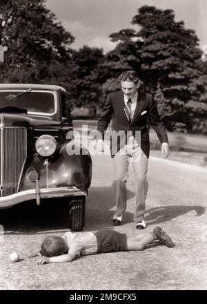 1930S 1940S JUNGE LIEGT AUF DER STRASSE, ANGEFAHREN VOM AUTO, DER BALL IN DIE STRASSE JAGT, EIN AUTOFAHRER, DER ZUR HILFE DES KINDES EILT. M6245 HAR001 HARS LIFESTYLE SPEED VERLETZT LÄNDLICHEN KOPIERRAUM VOLLE LÄNGE PERSONEN AUTO PFLEGEN GEFAHR MÄNNCHEN RISIKO TRANSPORT IN SCHWARZWEISS SOMMER ANZUG UND KRAWATTE KATASTROPHE AUS HOHEM BLICKWINKEL GEFÄHRLICHE ENTDECKUNG VERSEHENTLICHES RAUSCHEN AUTOS NOTRUF AUFREGUNG RISKANT VERLETZT BEHANDLUNG GEFAHR UNSICHERER UNFÄLLE KONZEPTIONELL AUTOS UNGLÜCK UNBEWUSSTE FAHRZEUGE KATASTROPHE KINDERTRAUMA GEFAHR AUTOFAHRER JAGT VERLETZUNGEN JUGENDLICHE UNGLÜCK SAISON JUNGER ERWACHSENER SCHWARZ-WEISS KAUKASISCHE ETHNISCHE ZUGEHÖRIGKEIT HAR001 Stockfoto