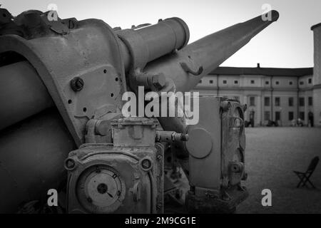 Nahaufnahme der Kanone gegen den Himmel in Schwarz und Weiß Stockfoto