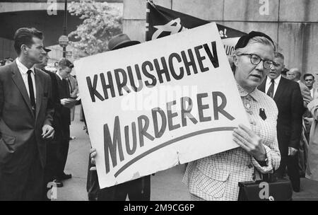 Frau mit Schild protestiert gegen den Besuch des sowjetischen Führers Nikita Chruschtschow bei den Vereinten Nationen, New York City, New York, USA, Angelo Rizzuto, Anthony Angel Collection, 18. September 1959 Stockfoto