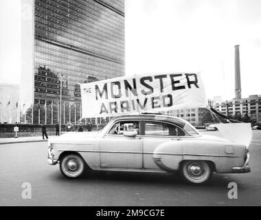 Auto mit Schild „das Monster ist eingetroffen“, vor dem Gebäude der Vereinten Nationen während des Besuchs des sowjetischen Führers Nikita Chruschtschow, New York City, New York, USA, Angelo Rizzuto, Anthony Angel Collection, 18. September 1959 Stockfoto