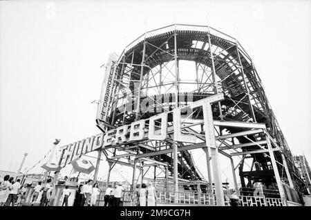 Thunderbolt Achterbahn, Coney Island, Brooklyn, New York, USA, Angelo Rizzuto, Anthony Angel Collection, August 1964 Stockfoto