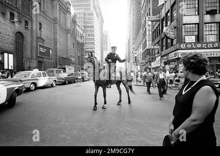 Straßenszene, Polizeibeamter am Pferd, New York City, New York, USA, Angelo Rizzuto, Anthony Angel Collection, Juni 1964 Stockfoto