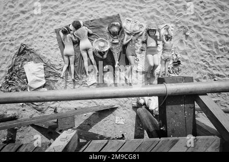 Blick von oben auf Sonnenanbeter am Strand, Brooklyn, New York, USA, Angelo Rizzuto, Anthony Angel Collection, Juli 1962 Stockfoto