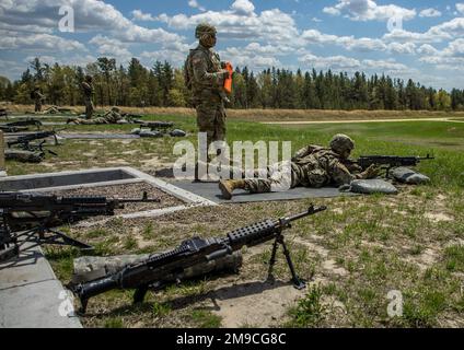 Am 16. Mai 2022 feuern die Wettkämpfer der Army Reserve Best Squad beim Wettbewerb Best Squad in Fort McCoy, Wisconsin, die M249 Squad Automatic Weapon. Etwa 40 Soldaten aus dem ganzen Land reisten nach Fort McCoy, Wisconsin, um in den 2022 USA anzutreten Best Warrior Best Squad Competition vom 14. Bis 21. Mai 2022. Der BWBSC 2022 ist ein jährlicher Wettbewerb, bei dem die besten Soldaten aus den USA zusammenkommen Armeereserve, um unter ihren Kollegen den Titel „NCO of the Year“, „Soldier of the Year“ und „Best Squad“ zu erhalten. Wettbewerber werden auf ihre individuellen und kollektiven Fähigkeiten hin bewertet Stockfoto