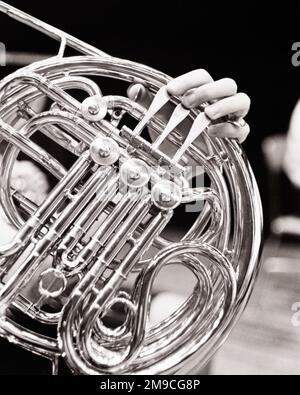 1970S NAHAUFNAHME EINER HAND AN DEN VENTILEN UND SCHLÄUCHEN EINER DOPPELTEN FRANZÖSISCHEN HUPE – M8343 KRU001 HARS-VENTILE Stockfoto