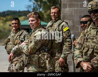 Die Teilnehmer der Army Reserve Best Squad lächeln, während sie anderen Soldaten beim M249. Squad Automatic Weapon Turnier beim Best Squad Competition in Fort McCoy, Wisconsin, am 16. Mai 2022 zusehen. Etwa 40 Soldaten aus dem ganzen Land reisten nach Fort McCoy, Wisconsin, um in den 2022 USA anzutreten Best Warrior Best Squad Competition vom 14. Bis 21. Mai 2022. Der BWBSC 2022 ist ein jährlicher Wettbewerb, bei dem die besten Soldaten aus den USA zusammenkommen Armeereserve, um unter ihren Kollegen den Titel „NCO of the Year“, „Soldier of the Year“ und „Best Squad“ zu erhalten. Mitbewerber Stockfoto