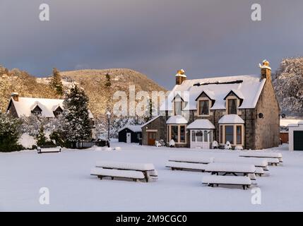 Drumnadrochit, Highlands and Islands, Vereinigtes Königreich. 17. Januar 2023. Dies ist ein Gästehaus in den sehr beliebten Touristengebieten Schottlands am Ufer von Loch Ness. Das zeigt, dass es eine sehr schwere Schneedücke erlitten hat. Kredit: JASPERIMAGE/Alamy Live News Stockfoto