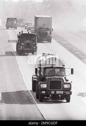 1970S GROSSE LKW UND SATTELZUGMASCHINEN-ANHÄNGER IM GEGENVERKEHR AUF DEM ZWEISPURIGEN HIGHWAY M8829 HAR001 HARS AND AUTOS TRANSPORTRICHTUNG BEI DEN BERUFEN KONZEPTFAHRZEUGE MIT DOPPELWAGEN LIEFERN HILFSFAHRZEUGE ENTGEGENKOMMENDE TRANSPORTFAHRZEUGE ZUGMASCHINEN ANHÄNGER HANDEL NACHFRAGE TRANSPORTSTRASSEN HALB-VERSAND BELIEFERN SIE LKW SCHWARZ-WEISS HAR001 HIGHWAYS MIT ALTMODISCHEN HANDELSGÜTERN Stockfoto