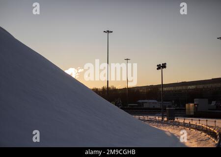 Stadtbild im Winter. Blick auf das schneebedeckte Feld. Stockfoto