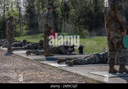 Am 16. Mai 2022 in Fort McCoy, Wisconsin, nahmen die Teilnehmer der Army Reserve Best Squad Competition 2022 mit ihren M4-Gewehren an mehreren waffenbasierten Veranstaltungen Teil. Etwa 50 Soldaten aus dem ganzen Land reisten nach Fort McCoy, Wisconsin, um in den 2022 USA anzutreten Best Squad Competition vom 14. Bis 21. Mai 2022. Der BSC 2022 ist ein jährlicher Wettbewerb, bei dem die besten Soldaten und Mannschaften aus den USA zusammenkommen Army Reserve, um den Titel „Bester Krieger“ und „Bestes Team“ unter ihren Kollegen zu erhalten. Die Mitbewerber werden anhand ihrer individuellen und kollektiven ab-Werte bewertet Stockfoto