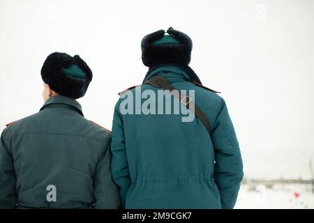 Zwei Rettungskräfte. Männer in Uniform. Warme Bademeister-Uniform in Russland. Stockfoto