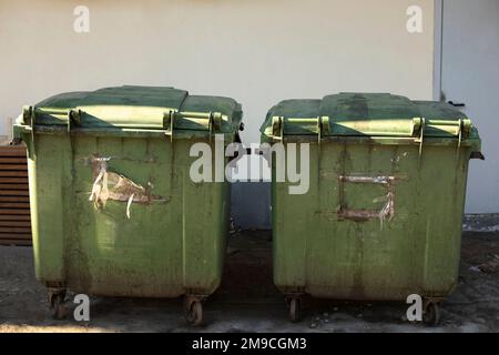 Grüne Mülltonnen. Abfallbehälter für die Straße. Stockfoto