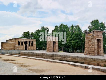 Madrid, Spanien - Mai 2018: Der Tempel von Debod (Templo de Debod) ist ein alter ägyptischer Tempel. Umgebaut in einem der Parks von Madrid, dem Parque del Oeste Stockfoto