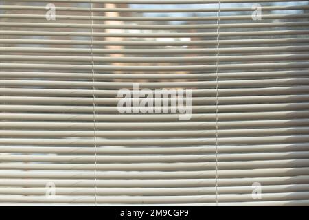 Jalousien am Fenster. Weiße Jalousien. Innenausstattung. Stockfoto