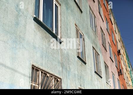 Fenster im Haus. Architekturdetails. Fenster im Gebäude. Stockfoto