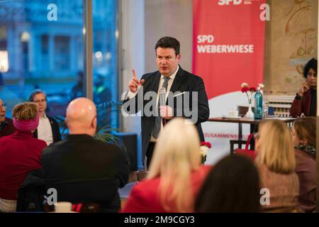 Berlin, Deutschland. 16. Januar 2023. Hubertus Heil, Bundesminister für Arbeit und Soziales, war Gast bei SPD Weberwiese (Berlin). Auf dem Podium mit ihm stand Dr. Viola Mattathil-Reuther, die Vorsitzende der SPD Weberwiese, die als direkte Kandidatin für das Berliner Landesparlament kandidiert. Die Veranstaltung fand am 16. Januar 2023 im historischen Café Sybille in der Karl-Marx-Allee statt. (Kreditbild: © Ralph Pache/PRESSCOV via ZUMA Press Wire) NUR REDAKTIONELLE VERWENDUNG! Nicht für den kommerziellen GEBRAUCH! Stockfoto