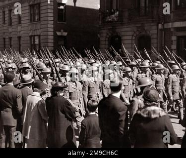 1930S 1940S. AM ABEND DES WW2. MARSCHS IN DER PARADE DER 369TH. INFANTERIE, DIE HARLEM HELLIGFER AUS DER KARIBIK - Q38664 CPC001 HARS USA RISIKO VERTRAUEN B&W NORDAMERIKA NORDAMERIKANISCHE WESTINDIEN WEITWINKEL KOPF UND SCHULTERN STÄRKE AFROAMERIKANER MUT AFROAMERIKANER UND AUFREGUNG FÜHRUNG MÄCHTIGER FORTSCHRITT WELTKRIEGE SCHWARZE ETHNISCHE HERKUNFT STOLZ WELTKRIEGSWELT KRIEG 2 CHANCE WELTKRIEG NYC POLITISCHE UNIFORMEN ALIAS A KONZEPTIONELLE NEW YORK CITIES GEWEHRE STILVOLL WELTKRIEG 2 HELMETS NEW YORK CITY KUBA INFANTERIE MITTELERWACHSENER MANN MITTELERWACHSENER FRAU Stockfoto