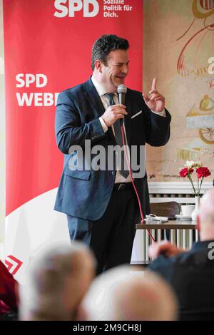 Berlin, Deutschland. 16. Januar 2023. Hubertus Heil, Bundesminister für Arbeit und Soziales, war Gast bei SPD Weberwiese (Berlin). Auf dem Podium mit ihm stand Dr. Viola Mattathil-Reuther, die Vorsitzende der SPD Weberwiese, die als direkte Kandidatin für das Berliner Landesparlament kandidiert. Die Veranstaltung fand am 16. Januar 2023 im historischen Café Sybille in der Karl-Marx-Allee statt. (Kreditbild: © Ralph Pache/PRESSCOV via ZUMA Press Wire) NUR REDAKTIONELLE VERWENDUNG! Nicht für den kommerziellen GEBRAUCH! Stockfoto