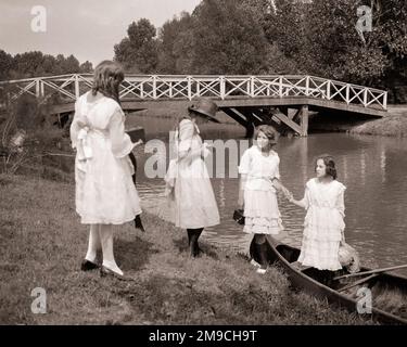 1890S 1890 VIER MÄDCHEN, ZWEI MIT KODAK BOX-KAMERAS, DIE FOTOS VON ZWEI MIT DEM KANU AM SEE IN FOREST PARK ST. MACHEN. LOUIS MO USA - Q45877 CPC001 HARS ZUFRIEDENHEIT FRAUEN HEIM LEBEN LUXUS KOPIEREN RAUM FREUNDSCHAFT VOLLE LÄNGE PERSONEN KAMERAS TEENAGER MÄDCHEN GESCHWISTER SCHWESTERN B&W KLEIDER HOCHWINKEL ABENTEUER ENTDECKUNGSREISE LOUIS DREHUNG DES 20TH. JAHRHUNDERTS MISSOURI ERHOLUNGSINNOVATION GESCHWISTER KODAK ST. STILVOLL GEKLEIDET 1890 ZUSAMMENARBEIT WACHSTUM JUGENDLICHE JUGENDLICHE JUGENDLICHE JUGENDLICHE JUGENDLICHE JUGENDLICHE JUGENDLICHE JUGENDLICHE JUGENDLICHE KINDER MÄDCHEN ZUSAMMENSEIN SCHWARZ UND WEISS WEISS WEISS WEISS WEISS WEISS ETHNISCHE HERKUNFT WALD PARK MO OLD FASHIONED ST. LOUIS, ICH BIN'S Stockfoto