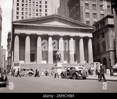 1930S NEW YORK CITY BROAD & WALL STREETS FEDERAL HALL, 1842 ALS ZOLLHAUS AUF DEM GELÄNDE VON ERBAUT WASHINGTON'S INAUGURAL 1789 - Q74978 CPC001 HARS UNITED STATES COPY SPACE LADYS MUSEUM INDIVIDUEN INSPIRATION UNITED STATES OF AMERICA AUTOMOBILE MÄNNERGEBÄUDE FUSSGÄNGER TRANSPORT B&W DOWNTOWN FREIHEIT FUSSGÄNGERSTRUKTUR GRUNDSTÜCKSSTRASSEN AUTOS AUSSENFÜHRUNG NIEDRIGE WINKEL BREITE OPPORTUNITÄTSSÄULEN NYC POLITIK IMMOBILIEN 1789 NEW YORKER STRUKTUREN AUTOS STÄDTE FAHRZEUGE WASHINGTONS GEBÄUDE GEORGE WASHINGTON NEW YORK CITY ZOLLEINFÜHRUNG 1842 DORIC WALL STREET & GEBAUT Stockfoto