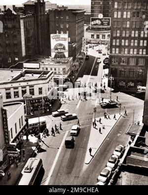 1950S FÜNF PUNKTE KREUZUNG FUSSGÄNGERZONE AUTOS ELEKTROBUS ERHÖHTE AUSSICHT ATLANTA GEORGIA - Q75035 CPC001 HARS AUSSENANSICHT SÜDOST SÜD TROLLEY KREUZUNG IMMOBILIEN AUTOS STÄDTE HOCHPUNKTE TROLLEYS FAHRZEUGE GEBÄUDE ELEKTROBUS LUFTAUFNAHME SCHWARZ-WEISS HAUPTSTADT ALTMODISCH Stockfoto