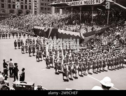 1940S PARADE VON AMERIKAS FREIWILLIGEM ROTEN KREUZ UND MILITÄRSCHWESTERN AUF DER FIFTH AVENUE MIT EINEM BANNER IN DER ÖFFENTLICHEN BIBLIOTHEK, AUF DEM STEHT, DASS AMERIKA BRAUCHT ME - Q75054 CPC001 HARS CONFLICT CELEBRATION WEIBCHEN WW2 SAGT, USA KOPIEREN RAUM VOLLE LADIES PERSONEN INSPIRATION USA VON AMERIKA FÜRSORGLICHE MÄNNER B&W MITTLEREN ALTERS FÜNFTE NORDAMERIKA FREIHEIT ZIELE HEALTHCARE ME BANNER BERUF FRAUEN MITTLEREN ALTERS ANBIETER HOCHWINKEL ANBIETER PRAKTIZIERENDE STÄRKE HEILUNG AFROAMERIKANER AFROAMERIKANER UND AUFREGUNG FÜHRUNG WELTKRIEGE SCHWARZE ETHNISCHE HERKUNFT STOLZ WELTKRIEG WELTKRIEG ZWEI GESUNDHEIT CARE WORLD WAR II NYC Stockfoto