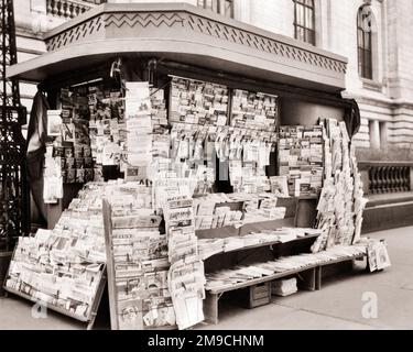 1950S INTERNATIONALE ZEITUNGEN UND ZEITSCHRIFTEN SIND AM ZEITUNGSKIOSK AUF DER 42ND. STRASSE UND FIFTH AVENUE NEW YORK CITY NY ERHÄLTLICH USA - R2347 HAR001 HARS ZEITUNGSKIOSK-VERTRIEB LOKALZEITSCHRIFTEN NYC OCCUPATIONS KONZEPT NEW YORK KLEINUNTERNEHMEN STILL LIFE STÄDTE MATERIALVIELFALT NEW YORK CITY KIOSK KREATIVITÄT IDEEN WELTWEIT 42ND STREET ARRAY SCHWARZ UND WEISS HAR001 INTERNATIONAL ALTMODISCH BEDRUCKT Stockfoto