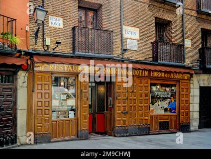 Madrid, Spanien - Mai 2018: Das älteste Restaurant der Welt, das von Guinness Weltrekorden ausgezeichnet wurde. Es heißt Sobrino de Botin und wurde 1725 gegründet Stockfoto