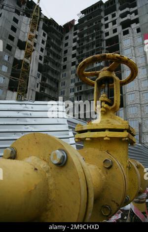 Gasarmaturen und Armaturen in der Nähe von Wohngebieten. Stockfoto