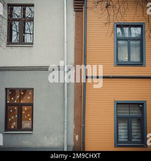 Ein vertikales Bild eines Wohngebäudes mit geschlossenen Glasfenstern Stockfoto