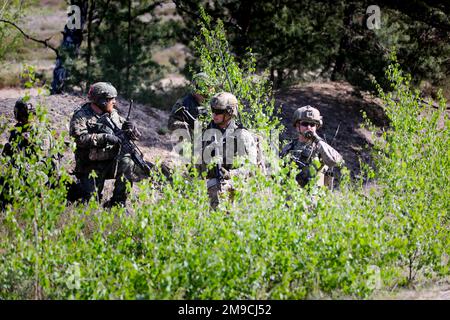 USA Soldaten des 1. Bataillons, 8. Infanterie-Regiment, 3. Panzerbrigade-Kampfteam, 4. Infanterie-Division und deutsche Soldaten, die dem 212. Panzergrenadier-Bataillon, 21. Panzer-Brigade, 1. Panzer-Division zugeteilt wurden, bereiten sich auf einen Angriff auf ein Ziel während einer Lageübung am Oberlausitz-Trainingsgebiet vor, Deutschland, 16. Mai 2022. Defender Europe 22 ist eine Serie von US-amerikanischen In Osteuropa finden multinationale Ausbildungsübungen der Armee in Europa und Afrika statt. Die Übung zeigt, dass die USA Die Fähigkeit der Armee in Europa und Afrika, groß angelegte Bodenkampfoperationen über die Multiplikatorgrenzen hinweg durchzuführen Stockfoto