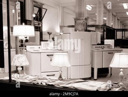 1940S DISPLAY IM FENSTER DES KÜCHENGERÄTEHAUSES AUCH LAMPEN MIT LAMPENSCHIRMEN BUTTE MONTANA USA - S7213 HAR001 HARS ALTMODISCH Stockfoto