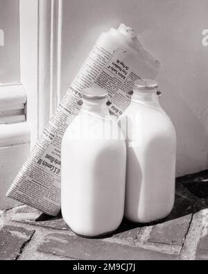 1950er zwei Glasflaschen Milch und eine Zeitung vor der Haustür eine regelmäßige tägliche Lieferung - s6810 HAR001 HARS NUTRITIOUS QUARTS LIEFERUNGEN VOR DER HAUSTÜR GLASFLASCHEN PROTEIN QUART NORMALE GETRÄNKE SCHWARZ-WEISS KOMFORT TÄGLICH HAR001 ALTMODISCH Stockfoto