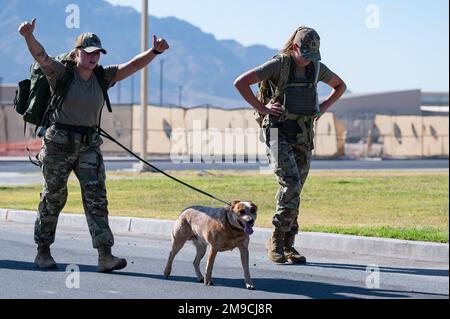 1. LT. Taylor Howe, 99. Civil Engineer Squadron Portfolio und Optimization Officer verantwortlich, und Senior Master Sgt. Laura Magas, 99. Security Forces Squadron Operation Superintendent, beendet einen National Police Week Memorial Ruck auf dem Nellis Air Force Base, Nevada, 16. Mai 2022. Die National Police Week ehrt diejenigen, die ihren Gemeinden durch Strafverfolgung dienen, und zollt Offizieren besondere Anerkennung, die in Ausübung ihrer Pflicht ihr Leben verloren haben, während sie andere beschützten. Stockfoto